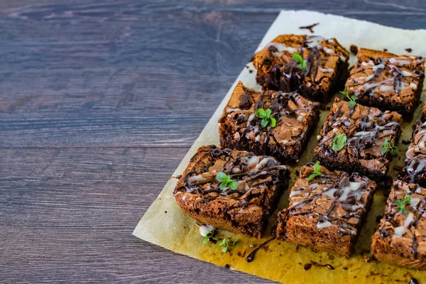 Hemlagad brownie på träbord — Stockfoto