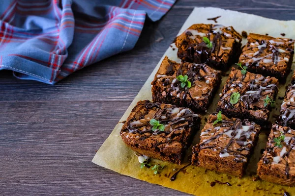 Hjemmelaget brownie på trebord – stockfoto