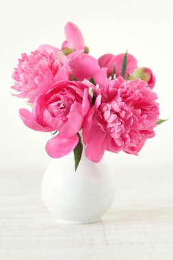 ahşap zemin üzerine vazo içinde pembe peonies