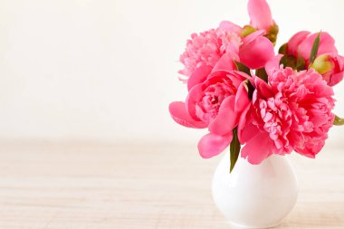 ahşap zemin üzerine vazo içinde pembe peonies