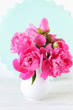 ahşap zemin üzerine vazo içinde pembe peonies