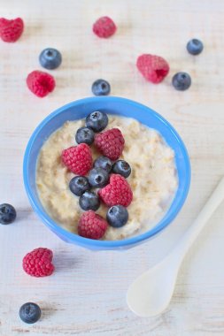 Çilekli yulaf lapası.