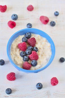 Çilekli yulaf lapası.