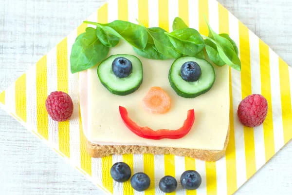 幸せと面白い顔のサンドイッチ — ストック写真