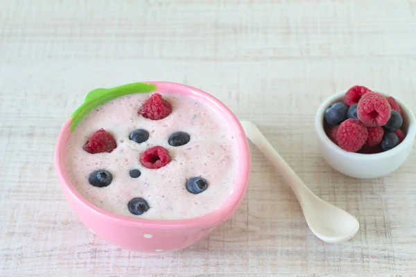 Yoghurt with fresh berries — Stock Photo, Image