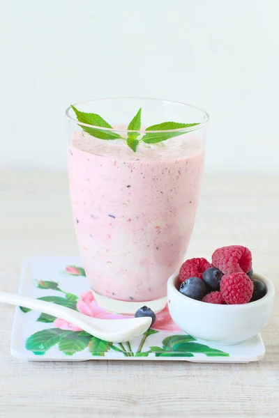 Yoghurt drink with fresh berries — Stock Photo, Image