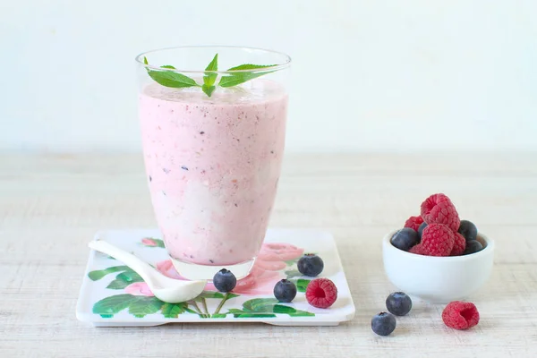 Yoghurt drink with fresh berries — Stock Photo, Image