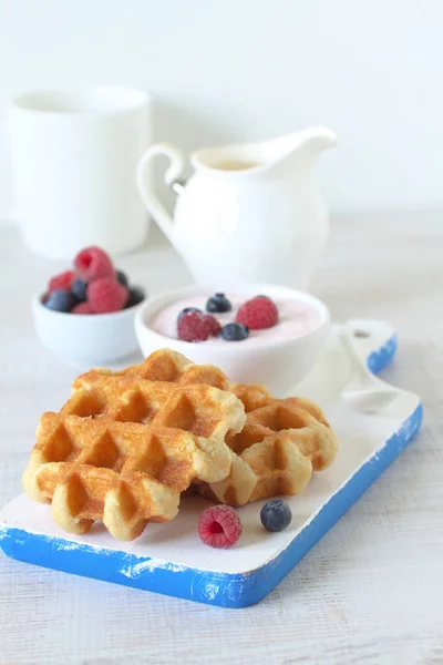 Waffles com bagas frescas — Fotografia de Stock