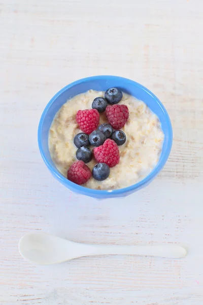 Oatmeal porridge with berries — Stock Photo, Image