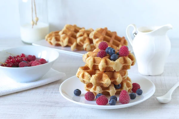 Waffles com bagas frescas — Fotografia de Stock