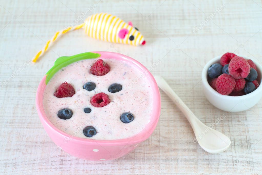 Yoghurt with fresh berries 
