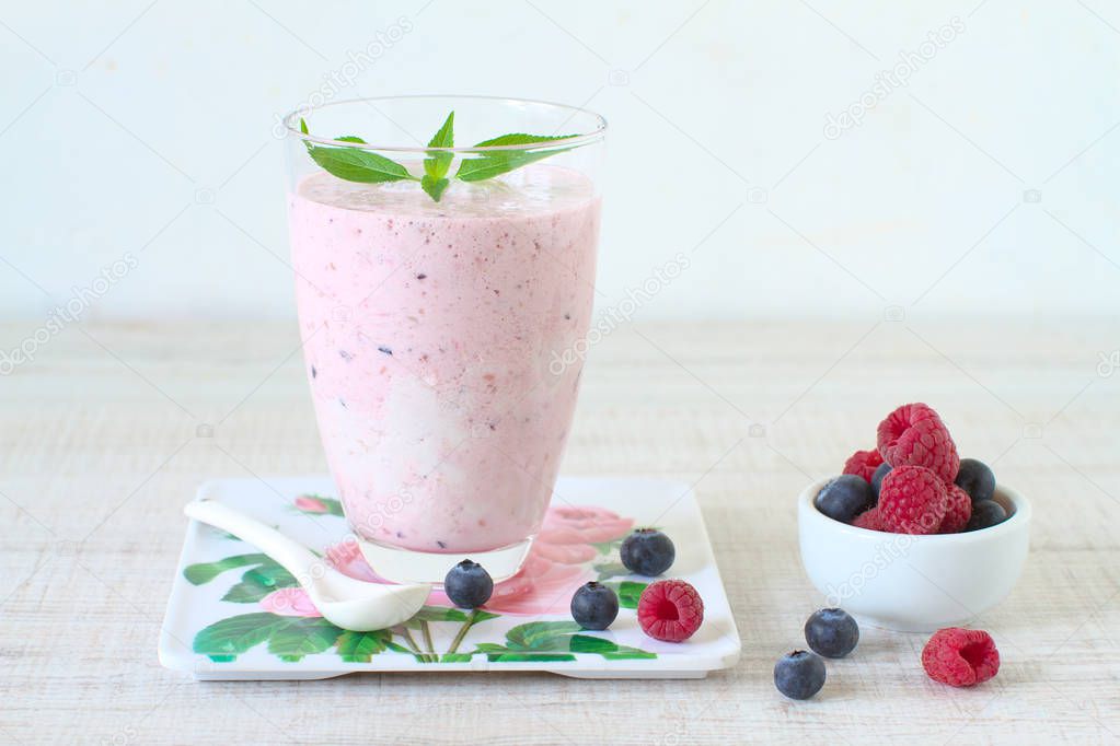 Yoghurt drink with fresh berries