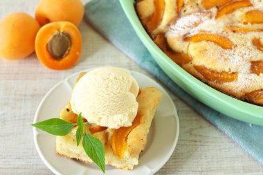 Rustik kayısı kek vanilyalı dondurma ile