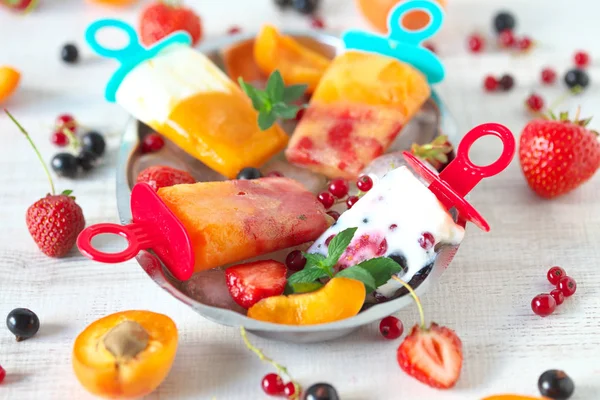 フルーツのカラフルな健全なアイスキャンディー — ストック写真