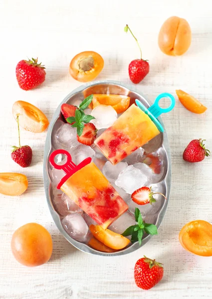 Colorful healthy popsicles with fruits — Stock Photo, Image