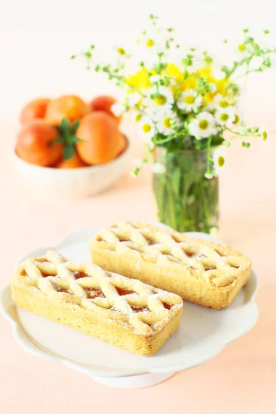 Zelfgemaakte abrikozen taart — Stockfoto