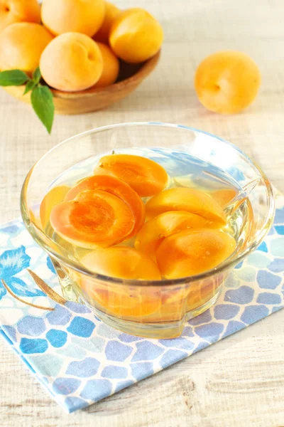 Domácí konzervované meruňky — Stock fotografie