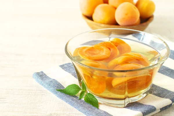 自制的罐装的杏子 — 图库照片