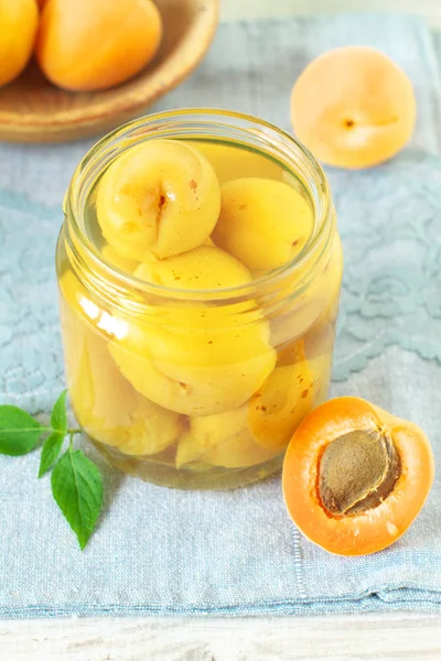 Albaricoques enlatados caseros —  Fotos de Stock