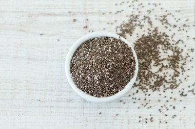 Superfood: chia tohum beyaz bir kase, üstten görünüm