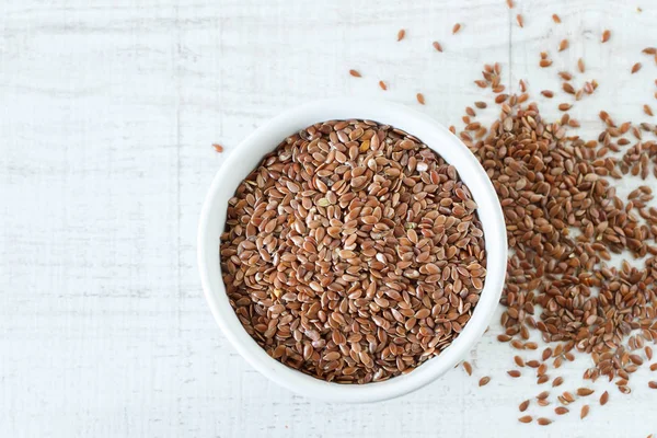 Seramik bir kabın içinde keten tohumu