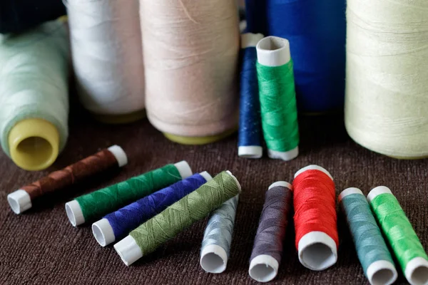 Kumaş ve tekstil endüstrisinde kullanılan renkli iplik makaraları — Stok fotoğraf