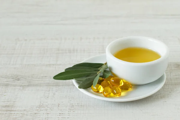 Pequeño tazón con aceite de oliva y pastillas naturales —  Fotos de Stock