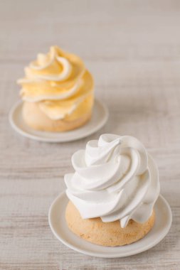 Zarif beze pastel renk pasta üzerinde vintage dekor