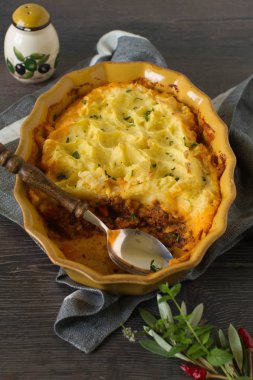 Klasik ev yapımı kıymalı börek