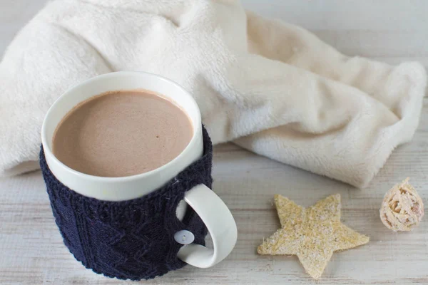 Heiße Schokolade auf rustikalem Wintertisch — Stockfoto