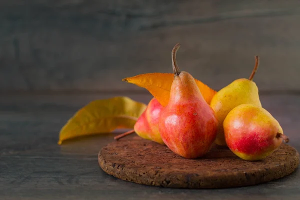 Hösten päron på rustika träbord — Stockfoto