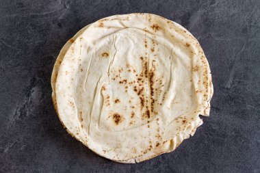 Koyu arka plan üzerinde ev yapımı ekmek (pide, lavaş ekmek).