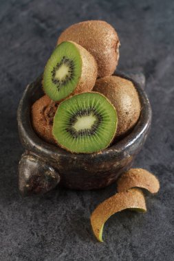 kivi koyu ahşap arka plan üzerinde