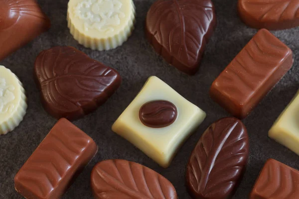 Sortiment Choklad Godis Godis Mörk Bakgrund — Stockfoto