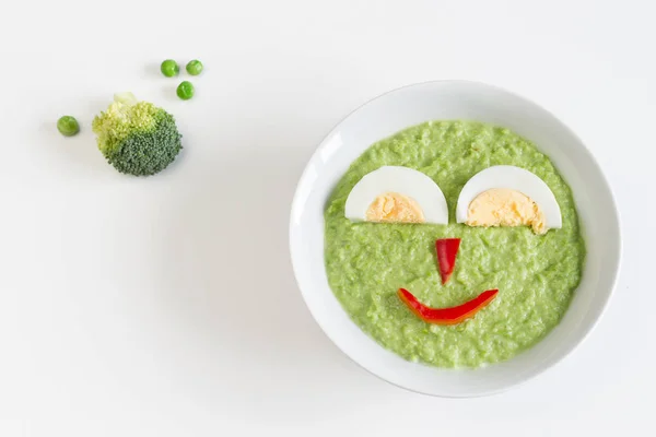 Schüssel Püriertes Grünes Gemüse Für Baby Mit Glücklichem Gesicht Aus — Stockfoto
