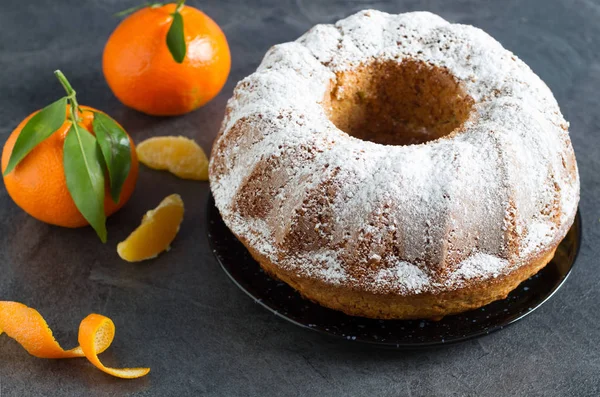 Hausgemachter Rustikaler Winter Orangenkuchen Auf Dunklem Tisch — Stockfoto