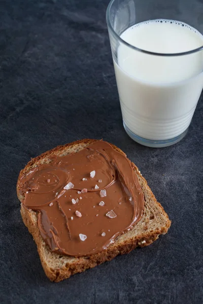 Szelet Csokoládé Krém Kenyér Egy Pohár Tej — Stock Fotó