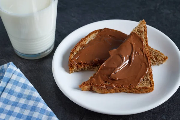 Кусок Хлеба Шоколадными Сливками Стакан Молока — стоковое фото