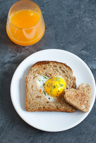 Desayuno San Valentín Plato Hay Tostadas Con Huevos Fritos Dentro —  Fotos de Stock
