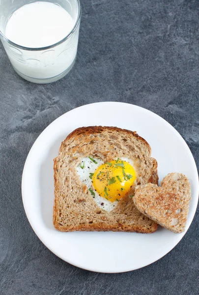 Frukost Alla Hjärtans Dag Tallriken Toast Med Stekt Ägg Inuti — Stockfoto