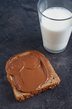 Çikolata kremalı ekmek ve bir bardak süt