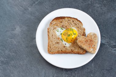Kahvaltı Sevgililer günü. Plaka üzerinde bir kalp ve portakal suyu içinde kızarmış yumurtalı tost oldu.