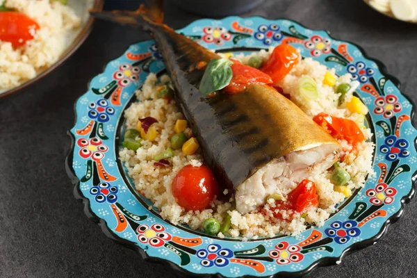 Marokkaanse Gerechten Met Couscous Gerookte Vis Groenten Traditionele Plaat — Stockfoto