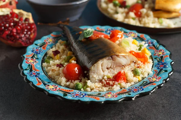 Marokkanisches Essen Mit Couscous Geräuchertem Fisch Und Gemüse Auf Traditionellem — Stockfoto