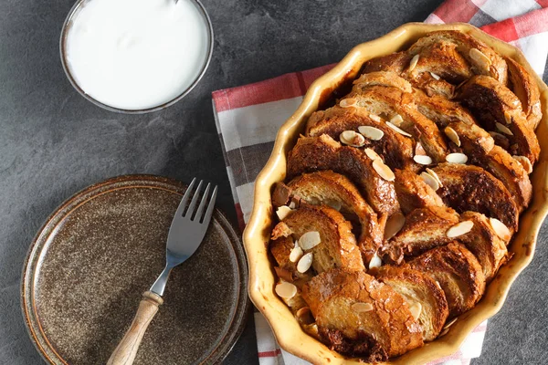 Zelfgemaakte Rustiek Broodpudding Met Chocolade Amandelen — Stockfoto