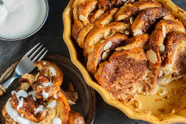 Hjemmelagd Rustikt Brødpudding Med Sjokolade Mandler – stockfoto