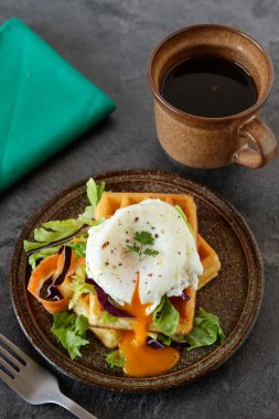 Salata ve haşlanmış yumurta ile kokulu Belçika waffle