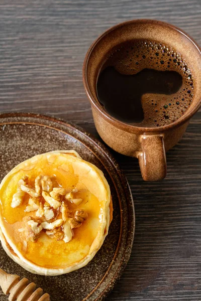 Panquecas Rústicas Caseiras Com Banana Noz Café Para Café Manhã — Fotografia de Stock