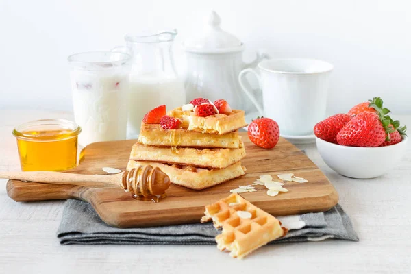 Mesa Desayuno Saludable Con Gofres Belgas Fresas Miel Café —  Fotos de Stock