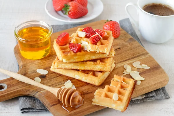 Mesa Pequeno Almoço Saudável Com Waffles Belgas Morangos Mel Café — Fotografia de Stock